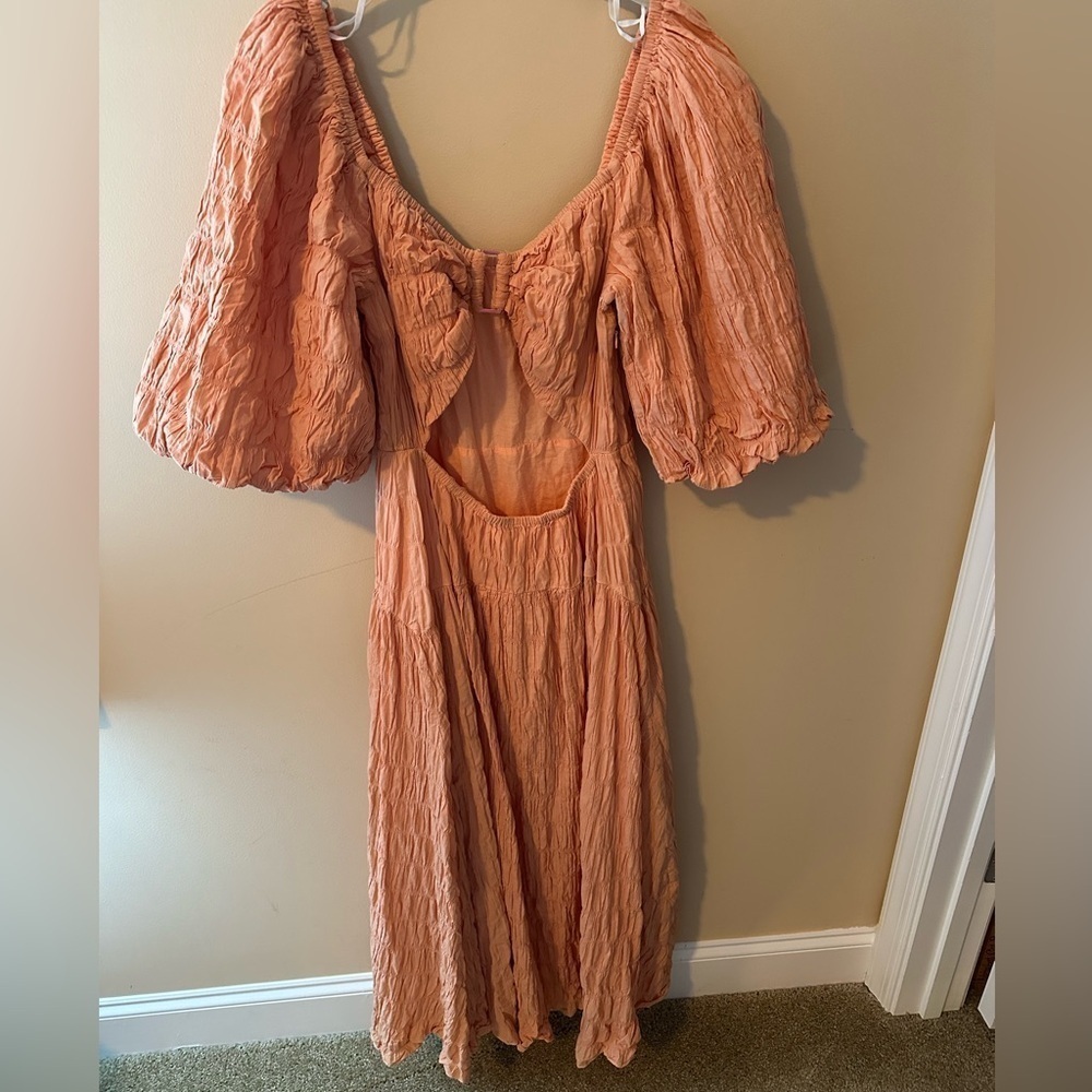 SOVERE Mercy Reversible Cut Out Midi Dress in light orange  Size L